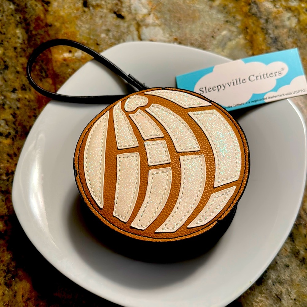 Super cute concha wrist purse. New, has not been use,tag is still on